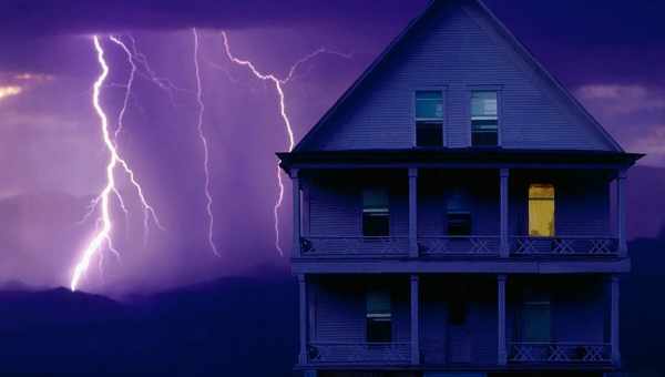 Скоро грозы: как защитить дом от молнии и какая крыша безопаснее
