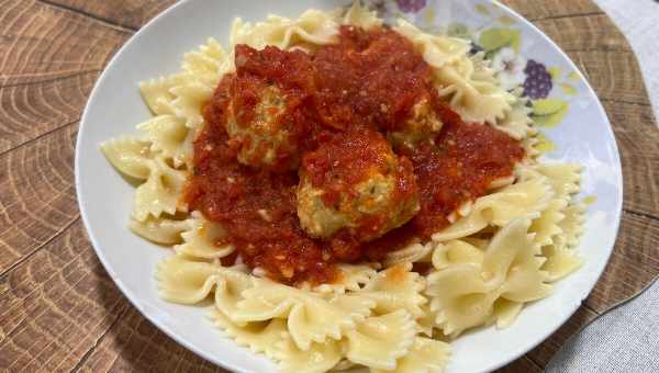 Котлети в томатному соусі зі спагеті від Лари Кацової
