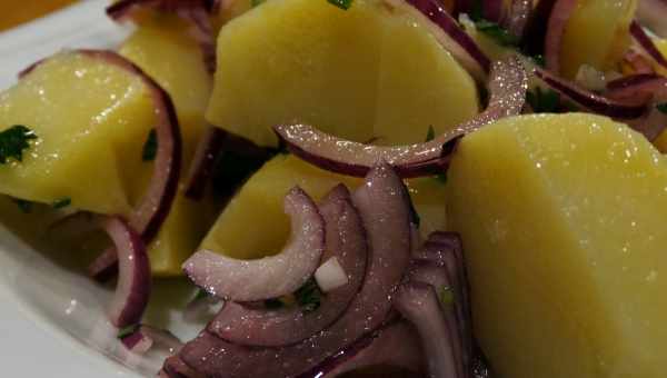Класичний салат з картоплі з беконом від Лари Кацової